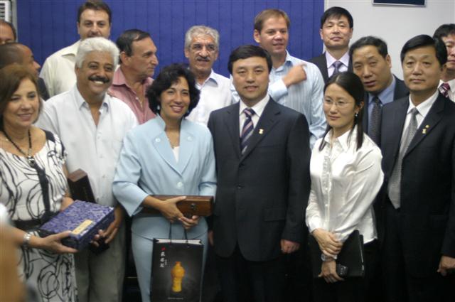 Comitiva chinesa, Prefeita Maria Antonieta de Brito, Presidente da Câmara José Carlos Rodriguez, Vice Prefeita Regina Leal Mariano.